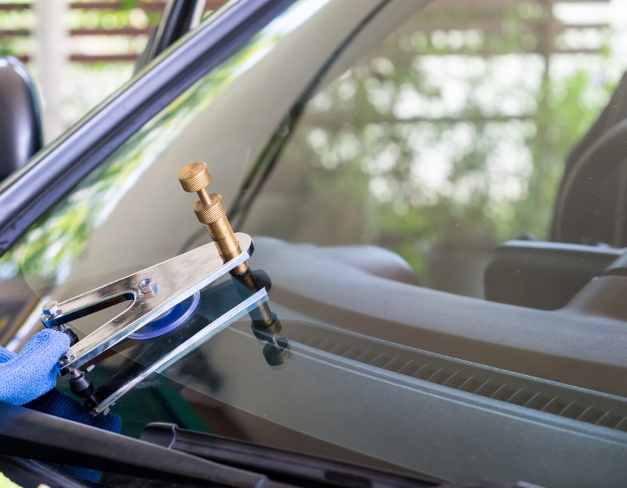 Using tools repairing to fix crack windshield